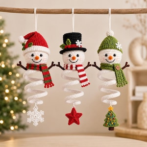 Schema PDF per uncinetto di un ornamento primaverile a spirale a forma di pupazzo di neve natalizio / Bambola amigurumi da appendere, cappello di Babbo Natale, berretto / Livello principiante avanzato / 15 cm