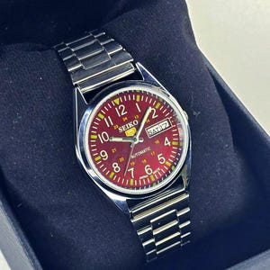 Vintage Seiko 5 automatisk klocka med röd urtavla, rostfritt stålarmband