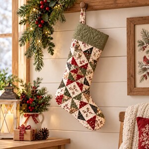 Patron de couture PDF pour chaussette de Noël, patron de chaussette patchwork matelassée (3 tailles), patron de courtepointe en demi-carrés et triangles, décoration de Noël
