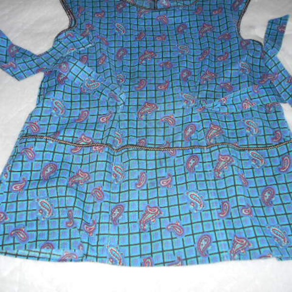Vintage smock apron cobbler pockets blue paisley fabric larger cut ties at back waist snap at neckline