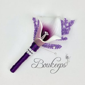 ELEGIR COLOR RIBBON - Calla Lily Boutonniere, Púrpura Calla Lily Boutonniere con Rhinestones, Bling, Statice, Lavanda, Novio, Boda