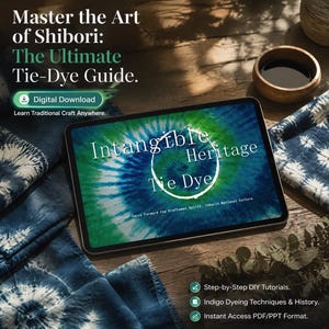 Könnte beinhalten: Ein Tablet zeigt einen digitalen Leitfaden mit dem Titel Intangible Heritage Tie Dye und einem grün-blauen Spiralmuster. Auf dem Bildschirm ist Text zu sehen, darunter Master the Art of Shibori: The Ultimate Tie-Dye Guide, Digital Download und Step-by-Step DIY Tutorials.
