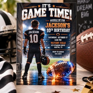Puede incluir: Una tarjeta de invitación de cumpleaños rectangular con un jugador de fútbol americano con camiseta negra número 10 en un túnel de estadio. El texto dice: IT'S GAME TIME! HUDDLE UP FOR JACKSON'S 10TH BIRTHDAY, SATURDAY, OCTOBER 17, 3:00 PM, VICTORY FIELD, 123 STADIUM DRIVE, AUSTIN, TX, RSVP TO SARAH 555-0123.