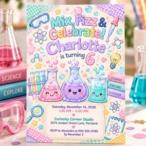 Op de afbeelding: Een rechthoekige verjaardagsuitnodiging met wetenschappelijke illustraties van bekers, reageerbuizen en een gloeilamp. De tekst luidt Mix, Fizz & Celebrate! Charlotte is turning 6, met evenementdetails voor 14 november 2026 in Curiosity Corner Studio.
