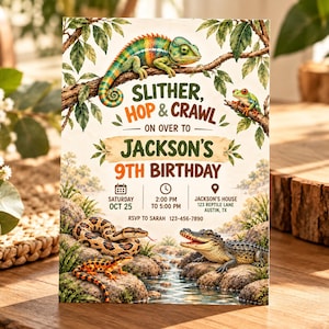 Könnte beinhalten: Eine rechteckige Geburtstagseinladungskarte mit einem bunten Chamäleon auf einem Ast, einem Laubfrosch, einer Schlange und einem Alligator. Der Text lautet: Slither, Hop & Crawl on over to Jackson's 9th Birthday, Saturday Oct 25, 2:00 PM to 5:00 PM, Jackson's House 123 Reptile Lane Austin, TX, RSVP to Sarah 123-456-7890.