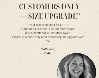 以下が含まれることがあります： ベージュ色の案内板。ダークブラウンの文字で「FOR EXISTING CUSTOMERS ONLY — SIZE UPGRADE. Your text is too long for 5x7? Upgrade your order to A4 for more space and a comfortable, beautiful layout. With love, Dally」と記載。円形のポートレート写真が含まれています。