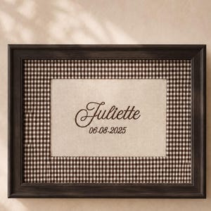 Besticktes Namensschild fürs Baby, personalisierte Geburtsdatums-Wanddekoration fürs Kinderzimmer, Erinnerungsstück für Neugeborene, Geschenk zur Babyparty, individuelle Leinenkunst