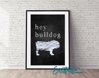 Bulldogge Kunstdruck | Hey Bulldogge | Kreidetafel & Papieroptik | Mehrere Größen verfügbar | Versand ohne Rahmen