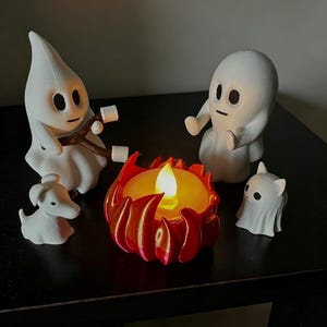 Statuette en résine de fantôme d'Halloween autour d'un feu de camp – Une décoration faite à la main et un cadeau d'Halloween unique.