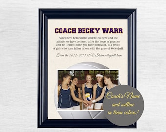 Könnte beinhalten: Ein gerahmter Druck mit einem Foto eines Volleyballteams und einer Nachricht, die Coach Becky War vom Volleyballteam 11 U Storm 2022-2023 dankt. Der Text schlägt vor, den Namen des Trainers und eine Umrandung in den Teamfarben hinzuzufügen.