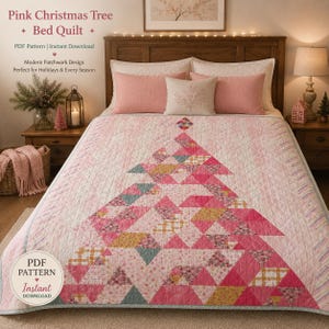 Peut inclure: Un couvre-lit présentant un grand motif de sapin de Noël en patchwork composé de divers triangles de tissu roses, blancs et jaunes. La courtepointe a un fond rose clair avec une texture matelassée et est posée sur un lit avec des oreillers roses.
