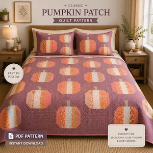 Può includere: Un modello di trapunta intitolato Classic Pumpkin Patch Quilt Pattern con un motivo a zucca ripetuto in tonalità arancione, giallo e bianco su sfondo malva. Il set include una trapunta abbinata e due federe con lo stesso design.