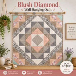 Könnte beinhalten: Ein quadratischer Wandbehang-Quilt mit dem Titel Blush Diamond, der ein geometrisches Patchwork-Muster in den Farben Altrosa, Grau, Beige, Weiß und Blumenmustern aufweist. Der Quilt ist an einer Holzstange mit Stoffschlaufen aufgehängt.