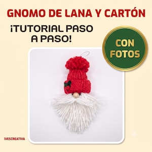 Puede incluir: Un adorno de gnomo hecho de lana roja y cartón con una barba de lana blanca, un gorro con pompón rojo y una nariz de cuenta de madera. El texto dice GNOMO DE LANA Y CARTÓN, ¡TUTORIAL PASO A PASO!, CON FOTOS e IVESCREATIVA.