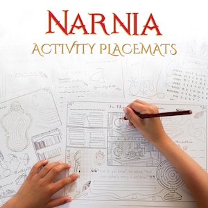 Può includere: Tovagliette attività in carta bianca con illustrazioni a linee a tema Narnia, inclusi cruciverba, labirinti e sezioni da colorare. Il testo NARNIA ACTIVITY PLACEMATS è stampato in alto con caratteri di colore rosso e oro.