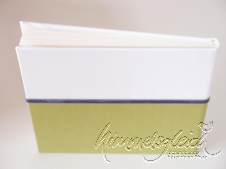 Guestbook Combi Uni green with bridal couple