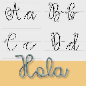 Puede incluir: Una hoja de práctica de caligrafía con letras cursivas mayúsculas y minúsculas A, B, C y D en negro, con flechas direccionales numeradas y etiquetas. Debajo, la palabra Hola está formada por un cordón tejido de color azul claro.