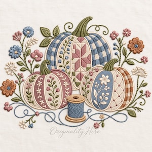 Könnte beinhalten: Ein Stickdesign auf weißem Stoff mit drei Kürbissen in Blau-, Rosa- und Brauntönen, umgeben von Blumenstielen und Blättern. Eine blaue Garnrolle befindet sich in der Mitte, und der Text Originality Here ist darunter eingestickt.