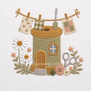 Puede incluir: Un diseño de bordado que muestra un carrete de hilo verde oliva con forma de casa con puerta y ventana. Está rodeado de margaritas blancas, flores rosas y tijeras grises. Un tendedero arriba sostiene tres cuadrados de tela y una aguja.