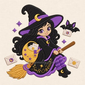Könnte beinhalten: Ein Stickdesign mit einer Cartoon-Hexe mit langem schwarzem Haar, die einen schwarz-violetten Hut mit einem gelben Halbmond trägt. Die Hexe trägt ein schwarzes Gewand mit violettem Saum, eine gelbe Tasche voller Briefe und reitet auf einem Besenstiel. Eine kleine schwarze Fledermaus hält einen Brief und mehrere weiße Umschläge mit goldenen Siegeln schweben in der Nähe.