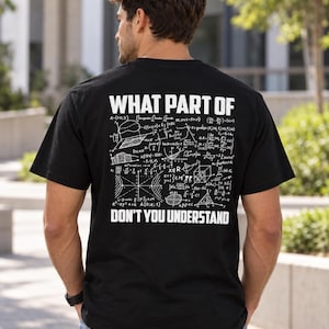 Op de afbeelding: Een zwart t-shirt met korte mouwen en witte tekst op de achterkant die WHAT PART OF en DON'T YOU UNDERSTAND luidt. Tussen de tekst staat een complexe witte grafische print van diverse wiskundige vergelijkingen, geometrische vormen en formules.