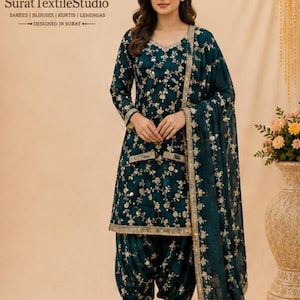 Könnte beinhalten: Ein dunkelblau-grünes Salwar-Kameez-Set bestehend aus einer langärmeligen Tunika mit V-Ausschnitt, zwei Vordertaschen und einer passenden Plisseehose. Der Stoff ist mit goldenen Blumenstickereien und einem passenden transparenten Dupatta verziert.