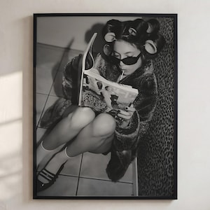 Kvinna med hårrullar som läser Vogue | Svartvitt tryck | Väggkonst med vintagemode | Glamorös fotoaffisch | Retrodekor | Modern konst