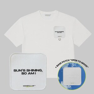 Może przedstawiać: Biały t-shirt z krótkim rękawem z kwadratową naszywką na piersi z napisem SUN'S SHINING, SO AM I. Dodatkowa kwadratowa naszywka jest pokazana osobno, a okrągły wstawka prezentuje naszywkę z napisem OPEN TO MOOD.