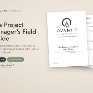 Op de afbeelding: Een 22-pagina tellend PDF-document getiteld The Project Manager's Field Guide van Ovantis Advisory. De omslag bevat het bedrijfslogo, de titel en een ondertitel over rollen, documentatie en projectmethodologieën. Drie pagina's zijn gestapeld.