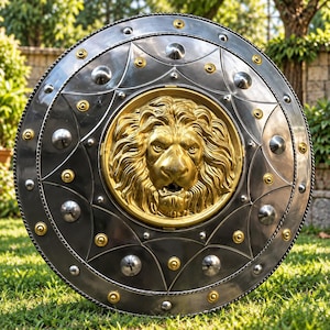 Könnte beinhalten: Ein runder Metallschild mit einem markanten, goldfarbenen Löwenkopf-Relief in der Mitte. Die Oberfläche besteht aus poliertem, dunklem Stahl mit einem sternförmigen Muster, akzentuiert durch silberne konische Nieten und kleine goldene Nieten.