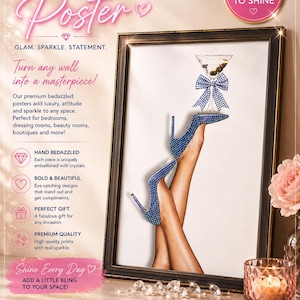 Può includere: Un poster incorniciato che mostra un paio di gambe con tacchi alti decorati con cristalli blu, con un piede che bilancia un bicchiere da martini decorato con un fiocco di cristalli blu. Il testo recita BEDAZZLED Poster, MADE TO SHINE e DAZZLE!