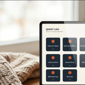 Può includere: Un tablet digitale che mostra un'interfaccia di registro missioni con una griglia di pulsanti quadrati arrotondati blu scuro, ciascuno con un piccolo cerchio arancione ed etichette di testo bianche come Character Sheet e Daily Quest Board.