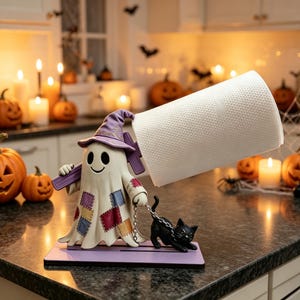 Halloween spook keukenrolhouder: patchwork houten spook met heksenhoed, zwarte kat en pompoen, decoratie voor aanrecht in landelijke stijl