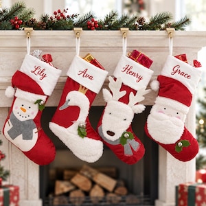 Könnte beinhalten: Vier rote Weihnachtsstrümpfe mit weißen Bündchen, personalisiert mit den gestickten Namen Lily, Ava, Henry und Grace. Die Strümpfe zeigen Plüschapplikationen eines Schneemanns, eines Schwans mit Krone, eines Rentiers und des Weihnachtsmanns.