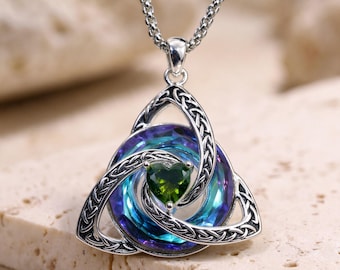 Keltische knoop geboortesteen ketting, Drievuldigheidsknoop hanger met iriserend kristal, Triquetra geboortemaand ketting, Ierse Keltische sieraden voor haar