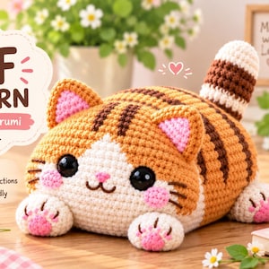 Puede incluir: Un gato amigurumi de ganchillo con rayas naranjas y marrones, cara blanca y mejillas rosas. El texto dice PDF PATTERN Crochet Amigurumi, Step by Step, Detailed Instructions, Beginner Friendly y Made with Love. Tiene grandes ojos negros.