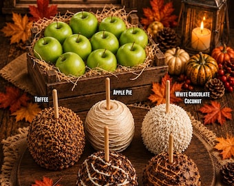 Peut inclure: Cinq pommes d'amour gourmandes sur une planche en bois, étiquetées Toffee, Apple Pie, White Chocolate Coconut, Dark Chocolate Pretzel et Peanut Butter Frenzy, avec une caisse de pommes vertes et un décor automnal en arrière-plan.