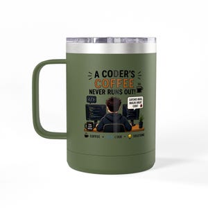 Puede incluir: Una taza de viaje de acero inoxidable color verde oliva con asa y tapa transparente. El gráfico muestra a una persona en un escritorio con dos monitores de computadora y el texto: A CODER'S COFFEE NEVER RUNS OUT! CATCHES BUGS, BUILDS GREAT CODE! COFFEE + CODE = SOLUTIONS.