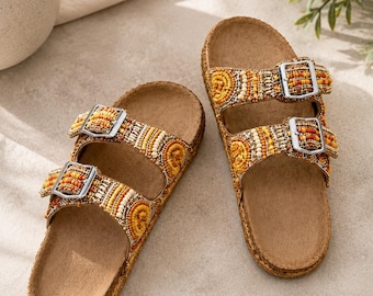 Perlenbesetzte Sandalen von Sunbeam | Boho-Sandalen für Damen mit Schnalle, Perlenbesatz an den Schnürsenkeln, handgefertigte Schuhe