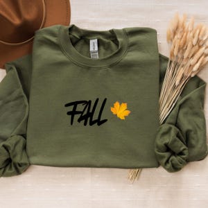 Fall Leaves Crewneck Sweatshirt, Cozy Autumn Jumper, Minimalist Maple Leaf Pullover, Cute Thanksgiving Graphic Outfit, Retro Aesthetic Top