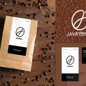K&ouml;nnte beinhalten: Eine braune Kaffeet&uuml;te aus Papier mit einem wei&szlig;en Etikett, das ein schwarzes kreisf&ouml;rmiges Logo mit dem Buchstaben J sowie den Text JCoffee. und CUP OF JOY zeigt. Die T&uuml;te ist von verstreuten ger&ouml;steten Kaffeebohnen auf einer dunklen Holzoberfl&auml;che umgeben.