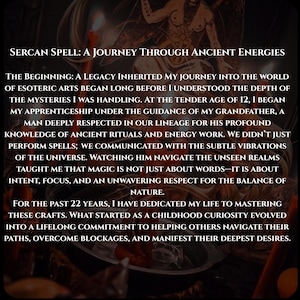 K&ouml;nnte beinhalten: Ein dunkles, atmosph&auml;risches Bild mit einer zentralen Schale, die ein kleines Foto enth&auml;lt, umgeben von mehreren hohen, d&uuml;nnen roten Kerzen. Der Text lautet: Sercan Spell: A Journey Through Ancient Energies. The Beginning: A Legacy...