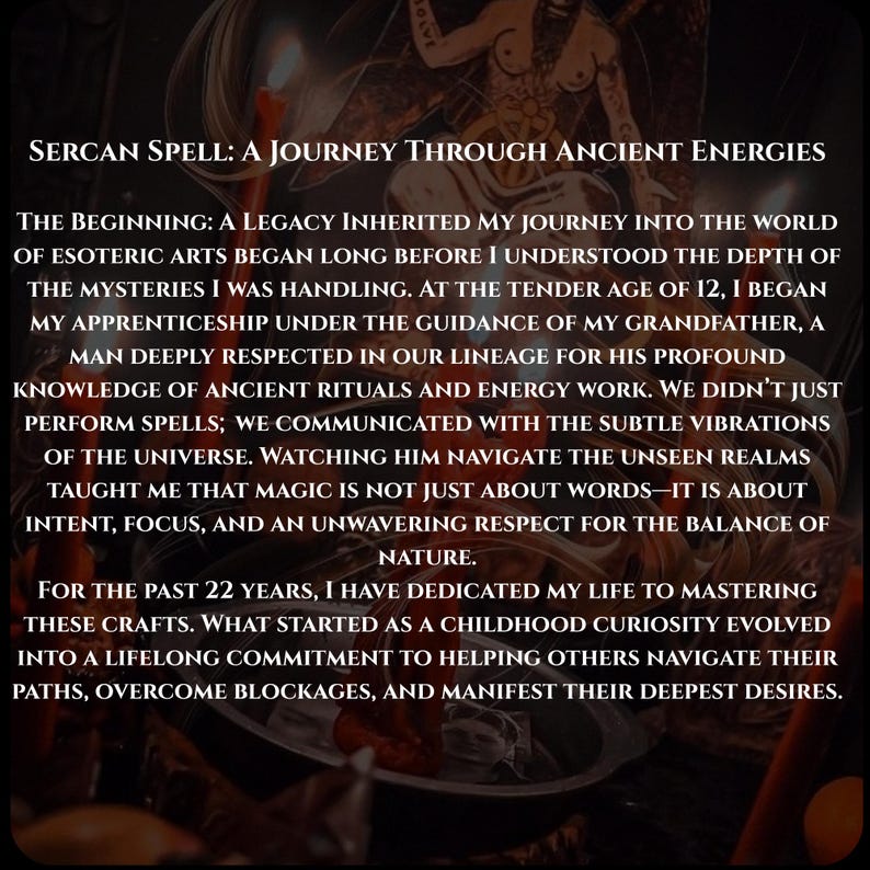 K&ouml;nnte beinhalten: Ein dunkles, atmosph&auml;risches Bild mit einer zentralen Schale, die ein kleines Foto enth&auml;lt, umgeben von mehreren hohen, d&uuml;nnen roten Kerzen. Der Text lautet: Sercan Spell: A Journey Through Ancient Energies. The Beginning: A Legacy...
