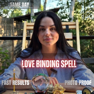 Op de afbeelding: Een persoon in een blauw-wit gestreept overhemd zit achter een heldere kristallen bol. De tekst luidt: SAME DAY, LOVE BINDING SPELL, FAST RESULTS, PHOTO PROOF. Een dunne gele kaars en gele kristallen liggen op de tafel voor de persoon.
