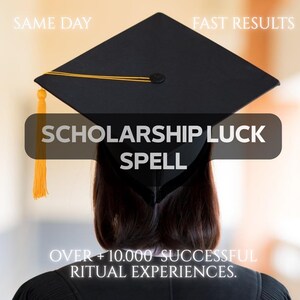 Op de afbeelding: Een zwarte afstudeerhoed met een gele kwast. De tekst op de afbeelding luidt: SAME DAY, FAST RESULTS, SCHOLARSHIP LUCK SPELL, OVER + 10.000 SUCCESSFUL RITUAL EXPERIENCES. De hoed wordt gedragen door een persoon met donker haar, gezien vanaf de achterkant.