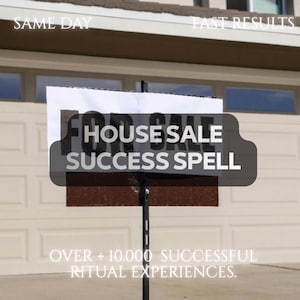 Könnte beinhalten: Ein weißes rechteckiges Schild an einem schwarzen Metallpfosten mit dem Text FOR SALE, HOUSE SALE SUCCESS SPELL, SAME DAY, FAST RESULTS und OVER + 10.000 SUCCESSFUL RITUAL EXPERIENCES. Das Schild steht vor einem beigen Garagentor mit Fenstern.