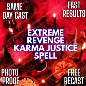 Puede incluir: Un montaje ritual con varias velas negras encendidas, pequeñas figuras y cuencos con diversos objetos, iluminado por una luz roja intensa. El texto superpuesto dice: SAME DAY CAST, FAST RESULTS, EXTREME REVENGE KARMA JUSTICE SPELL, PHOTO PROOF, FREE RECAST.