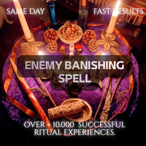 Op de afbeelding: Een paarse fluwelen doek bedekt met rituele voorwerpen, waaronder twee hoge witte kaarsen, dennenappels, een schaal met noten, een saliebundel en een metalen athame. De tekst luidt: SAME DAY FAST RESULTS, ENEMY BANISHING SPELL, OVER 10.000 SUCCESSFUL RITUAL EXPERIENCES.