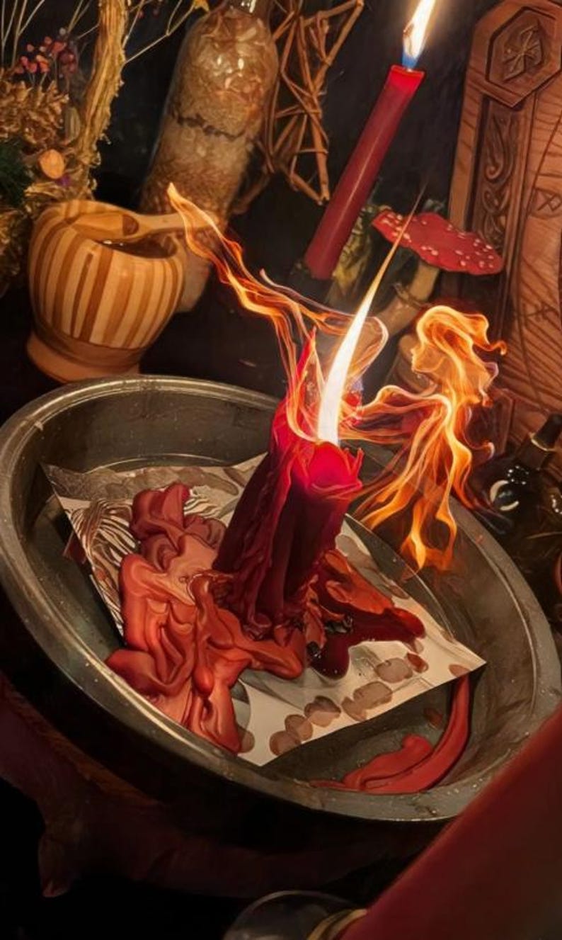 K&ouml;nnte beinhalten: Eine dicke rote Kerze brennt mit einer hellen Flamme und wirbelndem Rauch in einer dunklen Metallschale. Die Kerze steht auf einem quadratischen St&uuml;ck Papier, wobei geschmolzenes rotes Wachs um die Basis herum flie&szlig;t und auf das Metall tropft.