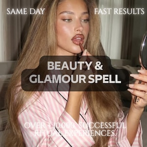 Może przedstawiać: Osoba z długimi blond włosami w różowo-białej piżamie w paski nakłada konturówkę do ust. Napisy: SAME DAY, FAST RESULTS, BEAUTY & GLAMOUR SPELL oraz OVER +10,000 SUCCESSFUL RITUAL EXPERIENCES. Dłoń trzyma małe okrągłe lusterko w widocznym kadrze.